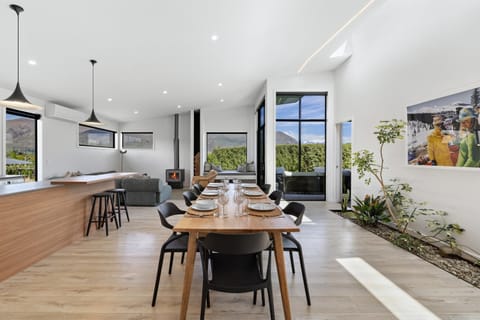 Patio, Garden, Seating area, Dining area, Garden view, Landmark view, Mountain view, fireplace, kitchen