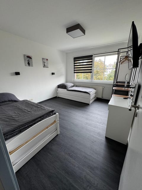 Bed, TV and multimedia, Bedroom