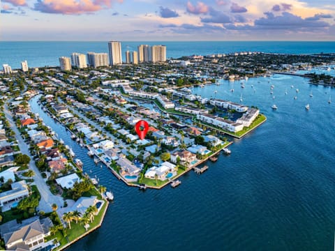 Htd Saltwater Pool! Walk to BEACH! PingPong! BBQ! House in Riviera Beach