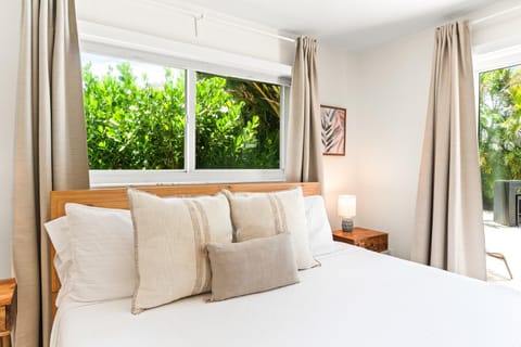 Htd Saltwater Pool! Walk to BEACH! PingPong! BBQ! House in Riviera Beach