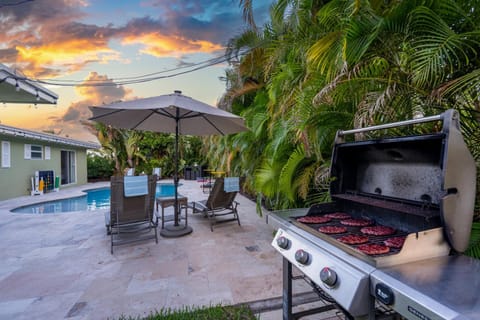 Htd Saltwater Pool! Walk to BEACH! PingPong! BBQ! House in Riviera Beach