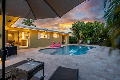 Htd Saltwater Pool! Walk to BEACH! PingPong! BBQ! House in Riviera Beach