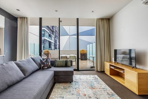 Property building, TV and multimedia, Living room, Seating area, Evening entertainment