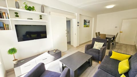 Communal lounge/ TV room, TV and multimedia, Living room, Dining area
