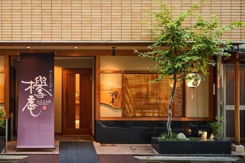 Property building, Facade/entrance, Property logo or sign, Photo of the whole room, Decorative detail, Area and facilities