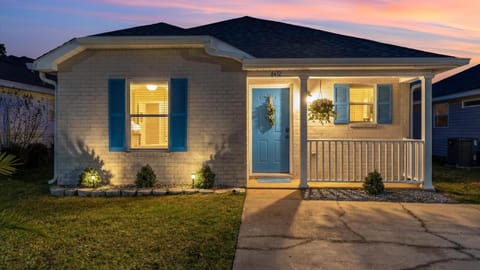 Property building, Facade/entrance, Garden, Sunset, Parking