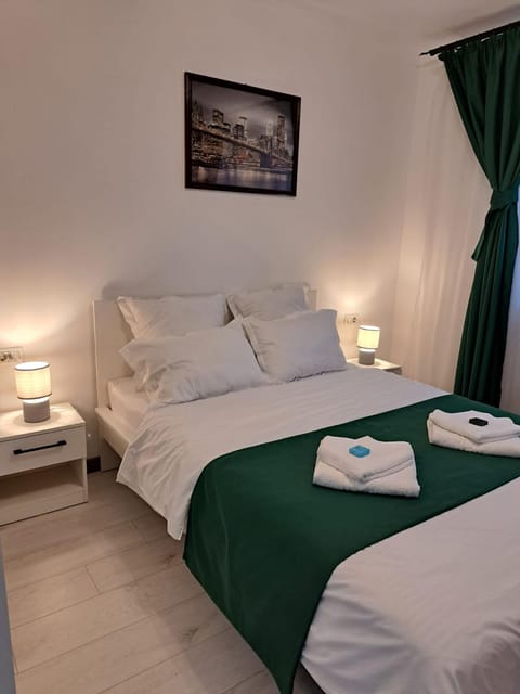 Bed, Decorative detail, Bedroom, towels