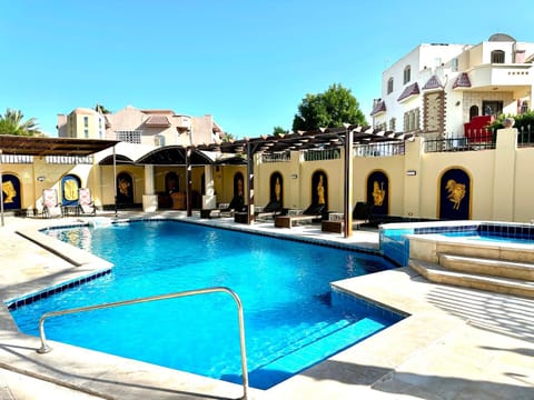 Day, Swimming pool