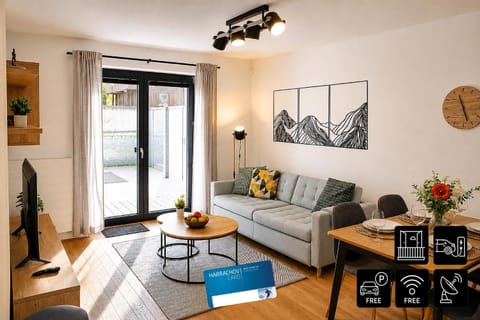 TV and multimedia, Living room, Seating area, Dining area