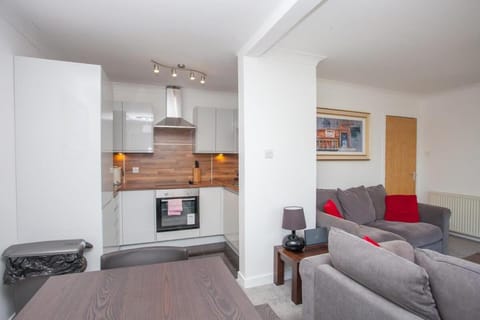 3 Bedroom Duplex with Free Parking Apartment in Glasgow