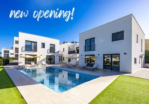 Property building, Patio, Day, Pool view, Swimming pool, sunbed