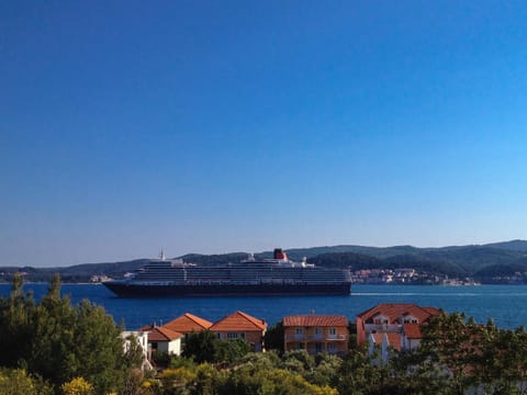 View (from property/room), Area and facilities