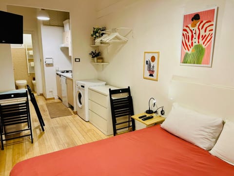 Communal lounge/ TV room, Bed, TV and multimedia, Kitchen or kitchenette, Living room, Photo of the whole room, Seating area, Bedroom