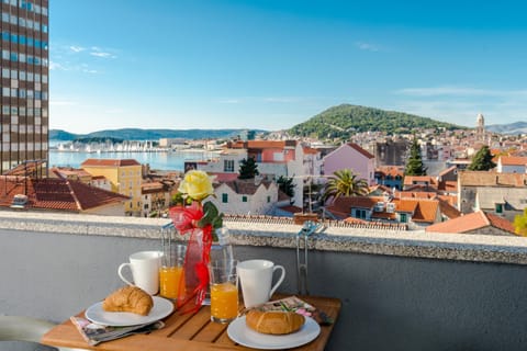 Balcony/Terrace, City view, Landmark view, Mountain view, Sea view, Street view