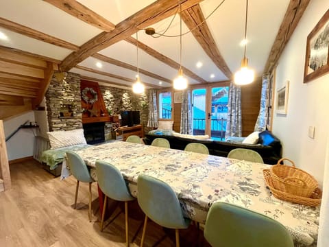 Living room, Dining area