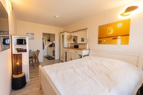 Bed, Kitchen or kitchenette, Living room, Photo of the whole room, Dining area