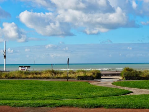Nearby landmark, Garden, Balcony/Terrace, Beach, Sea view