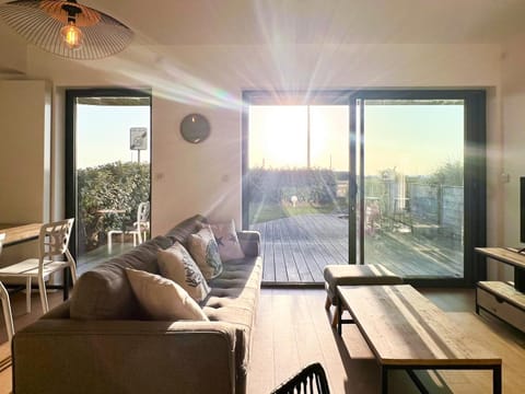 Communal lounge/ TV room, Balcony/Terrace, Living room, Seating area