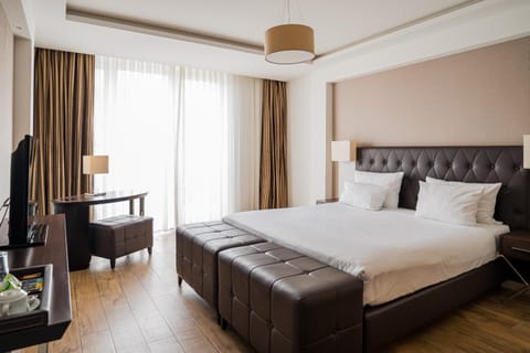 Bed, TV and multimedia, Bedroom