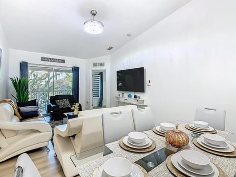 TV and multimedia, Living room, Seating area, Dining area