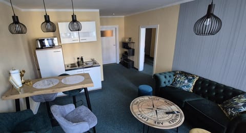 Coffee/tea facilities, Kitchen or kitchenette, Living room, Seating area, stove