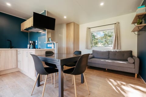 Kitchen or kitchenette, Seating area, Dining area