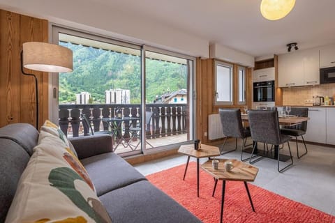 View (from property/room), Balcony/Terrace, Kitchen or kitchenette, Seating area, Dining area