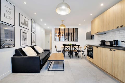 Coffee/tea facilities, Kitchen or kitchenette, Living room, Seating area, Dining area, stove, toaster