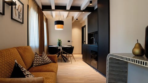 TV and multimedia, Living room, Seating area, Dining area