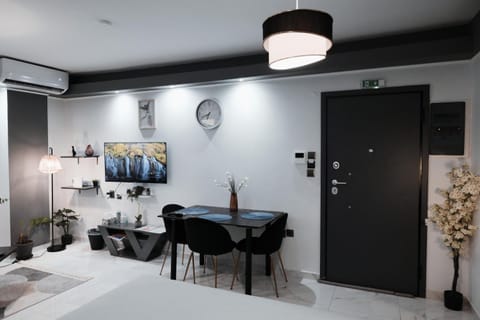 Facade/entrance, TV and multimedia, Photo of the whole room, Dining area, heating