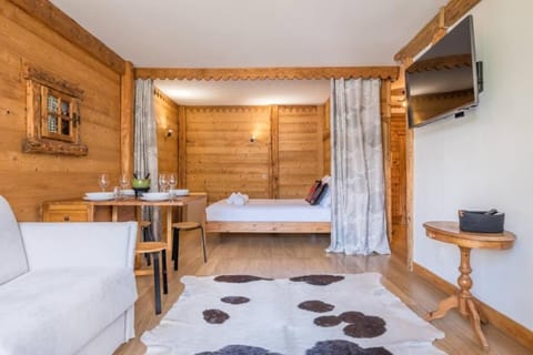 Bed, TV and multimedia, Seating area, Dining area, towels