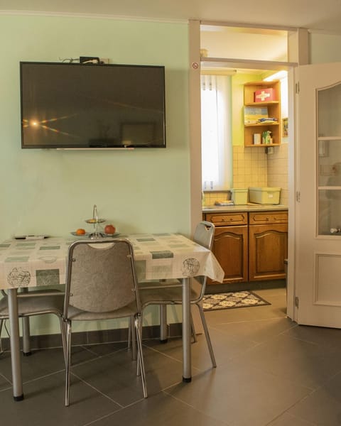 Dining area, kitchen
