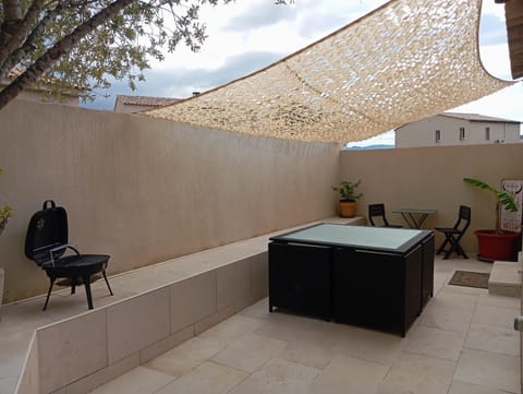 Patio, BBQ facilities