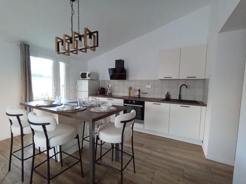 Coffee/tea facilities, Kitchen or kitchenette, Dining area, microwave, stove