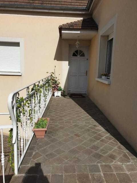 JULIA Chambre meublée Terrasse Parking près de Paris Vacation rental in Corbeil-Essonnes