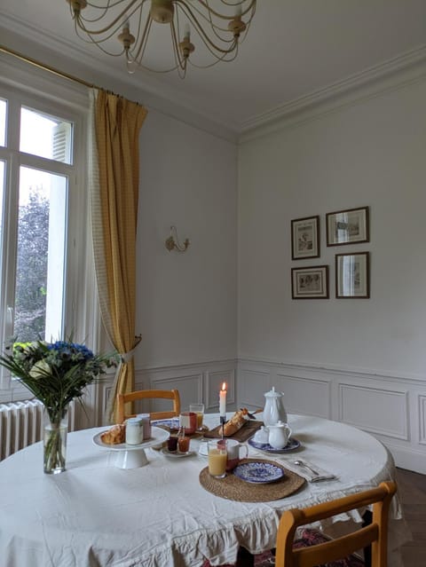 Chambre d'hôte - petit château à la campagne Bed and Breakfast in Normandy