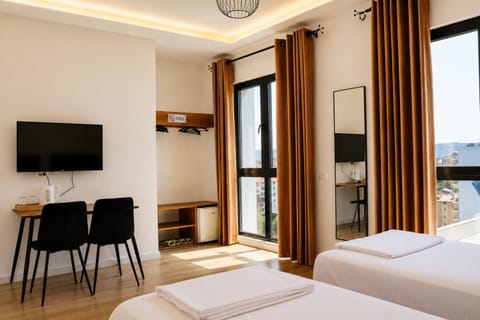 Shower, Toilet, Property building, Bed, Coffee/tea facilities, Bedroom, Guests