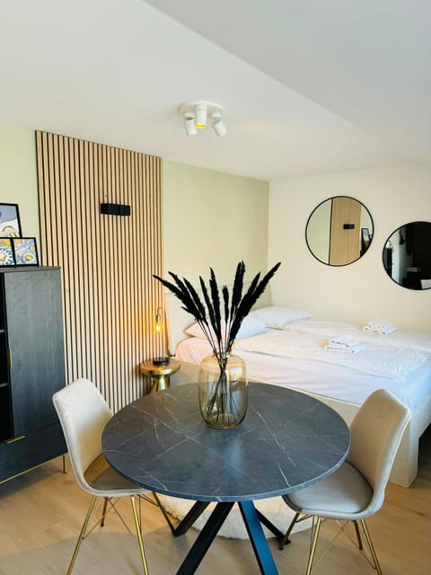 Bed, Dining area