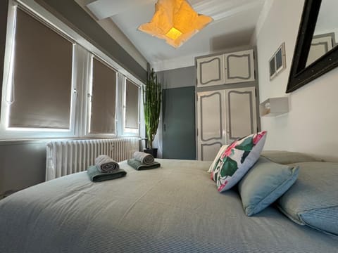 Bed, Photo of the whole room, Bedroom, towels