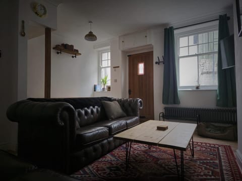 Charming newly renovated 3 bed cottage in Brecon town with private garden & pets welcome House in Brecon