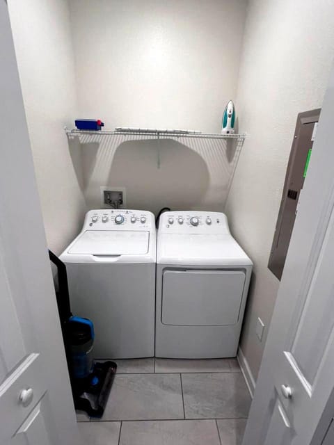 Spacious 5BR Villa w/ Private Pool Near Disney & Orlando! House in Kissimmee