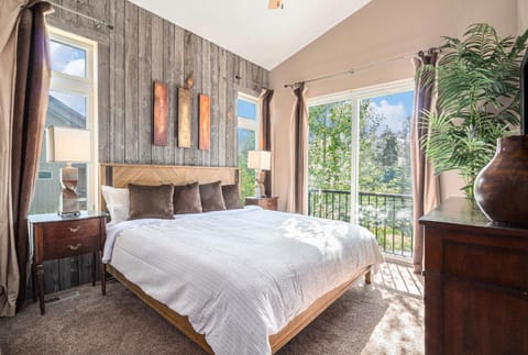 Fraser retreat w balcony , fireplace & BBQ House in Fraser