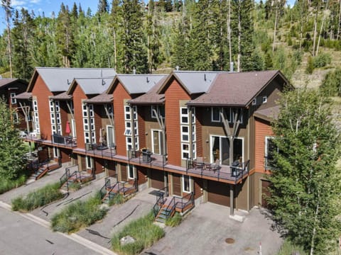 Fraser retreat w balcony , fireplace & BBQ House in Fraser