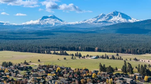 New Build Walk to Sisters Arcade Peloton Fire Pit House in Sisters