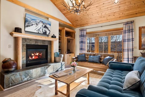 New Build Walk to Sisters Arcade Peloton Fire Pit House in Sisters