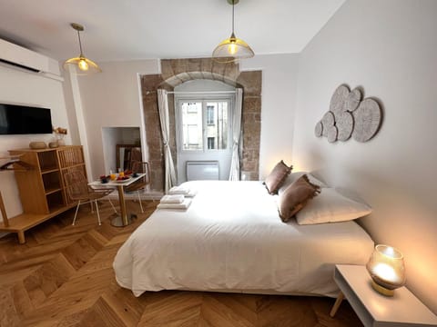 Bed, TV and multimedia, Living room, Photo of the whole room, Seating area, Bedroom, wardrobe
