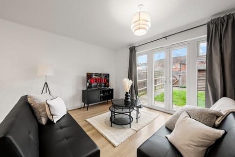 Communal lounge/ TV room, TV and multimedia, Living room, Seating area, Evening entertainment