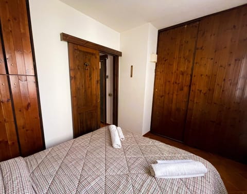 Bed, Photo of the whole room, Bedroom, towels, wardrobe