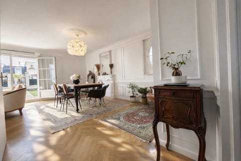 Living room, Banquet/Function facilities, Seating area, Meals