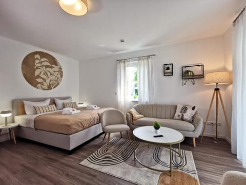 Bed, TV and multimedia, Photo of the whole room, Seating area, Bedroom